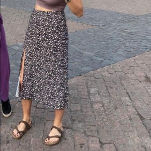 UO Floral highwaisted midi skirt